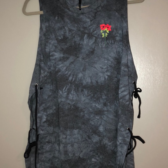 Black tye dye tank top with rose - Picture 1 of 3